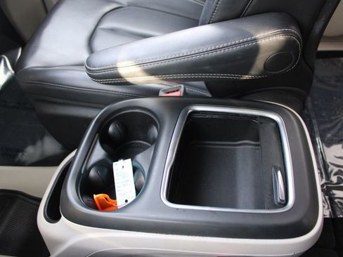 Used 2023 Chrysler Pacifica Touring-L image 42