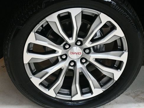 Used 2021 GMC Yukon Denali w/ Denali Premium Package image 20