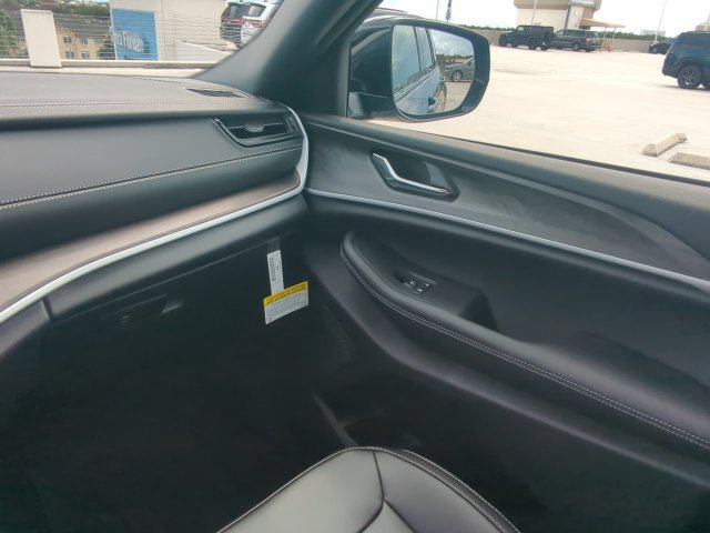 New 2027 Jeep Grand Cherokee Limited RWD image 19