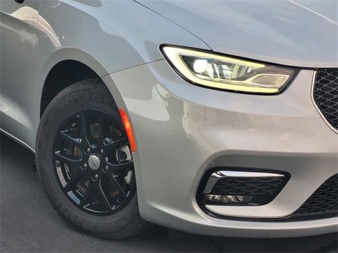 Certified 2023 Chrysler Pacifica Touring-L image 3