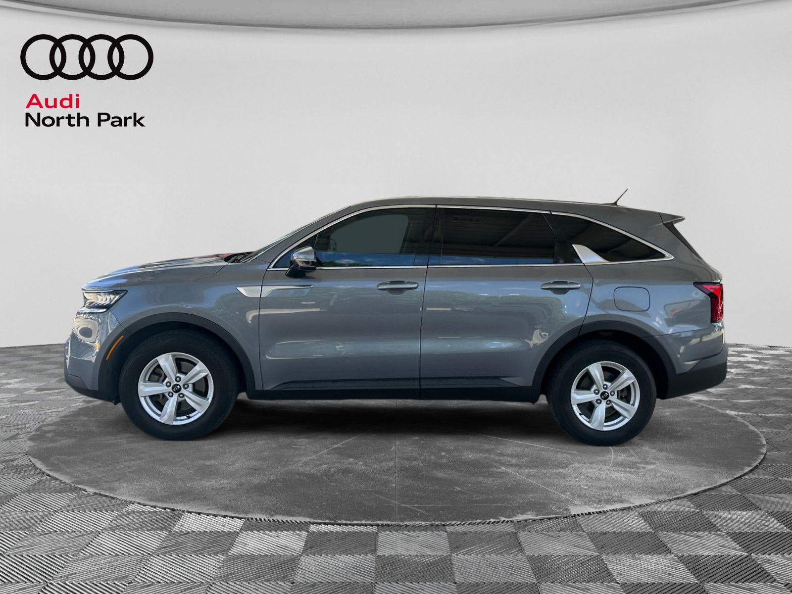 Used 2021 Kia Sorento LX FWD image 2
