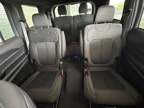 Used 2025 Jeep Grand Cherokee L Laredo image 13