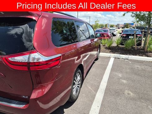 Used 2019 Toyota Sienna XLE w/ XLE Navigation Package FWD image 4