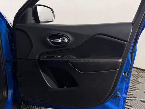 Used 2019 Jeep Cherokee Trailhawk AWD/4WD image 35