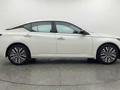 Used 2025 Nissan Altima 2.5 SV image 11