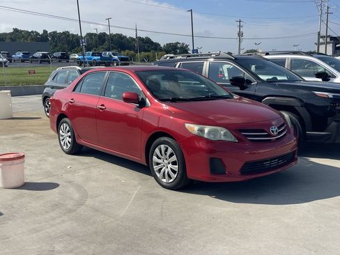 Used 2013 Toyota Corolla LE FWD image 1