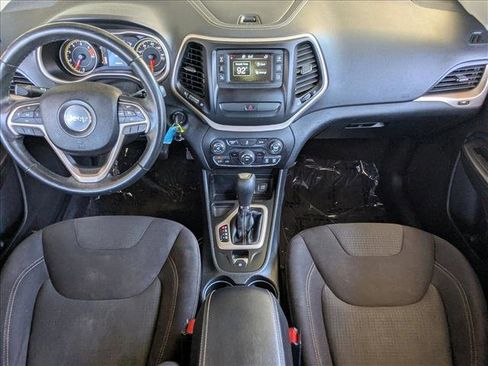 Used 2016 Jeep Cherokee Latitude FWD image 18