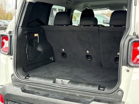 Used 2023 Jeep Renegade Latitude AWD/4WD image 8