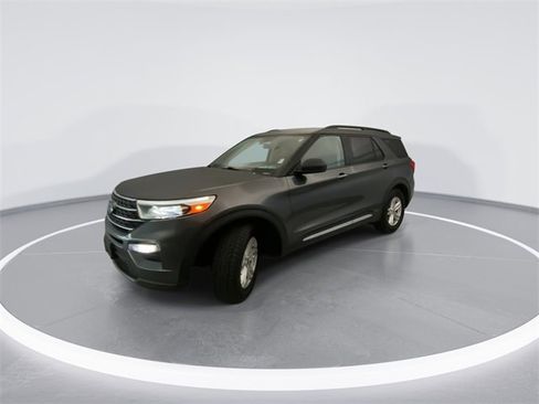 Used 2020 Ford Explorer XLT w/ Equipment Group 202A image 8