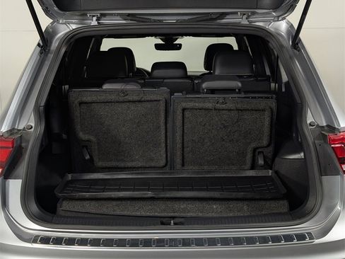 Used 2023 Volkswagen Tiguan SE R-Line image 8