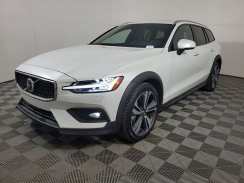 Used 2025 Volvo V60 B5 Cross Country Plus image 4