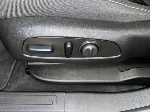 Certified 2023 GMC Acadia SLE w/ Driver Convenience Package image 3