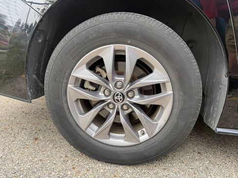 Used 2025 Toyota Sienna LE FWD image 9