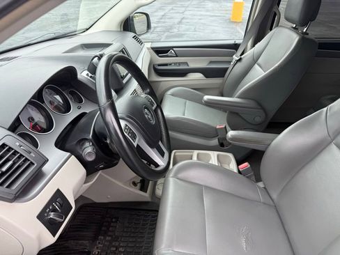 Used 2013 Volkswagen Routan SE FWD image 10