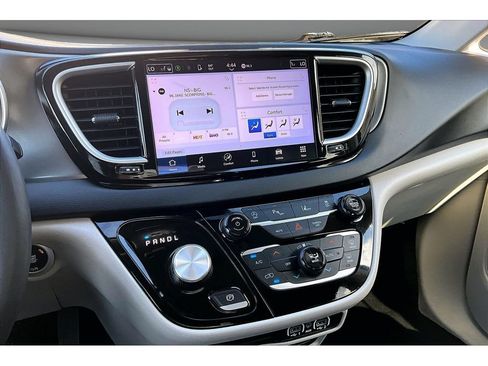Used 2024 Chrysler Pacifica Touring-L FWD image 9