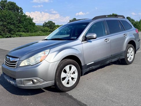 Used 2011 Subaru Outback 2.5i Premium w/ All-Weather Pkg AWD/4WD image 3