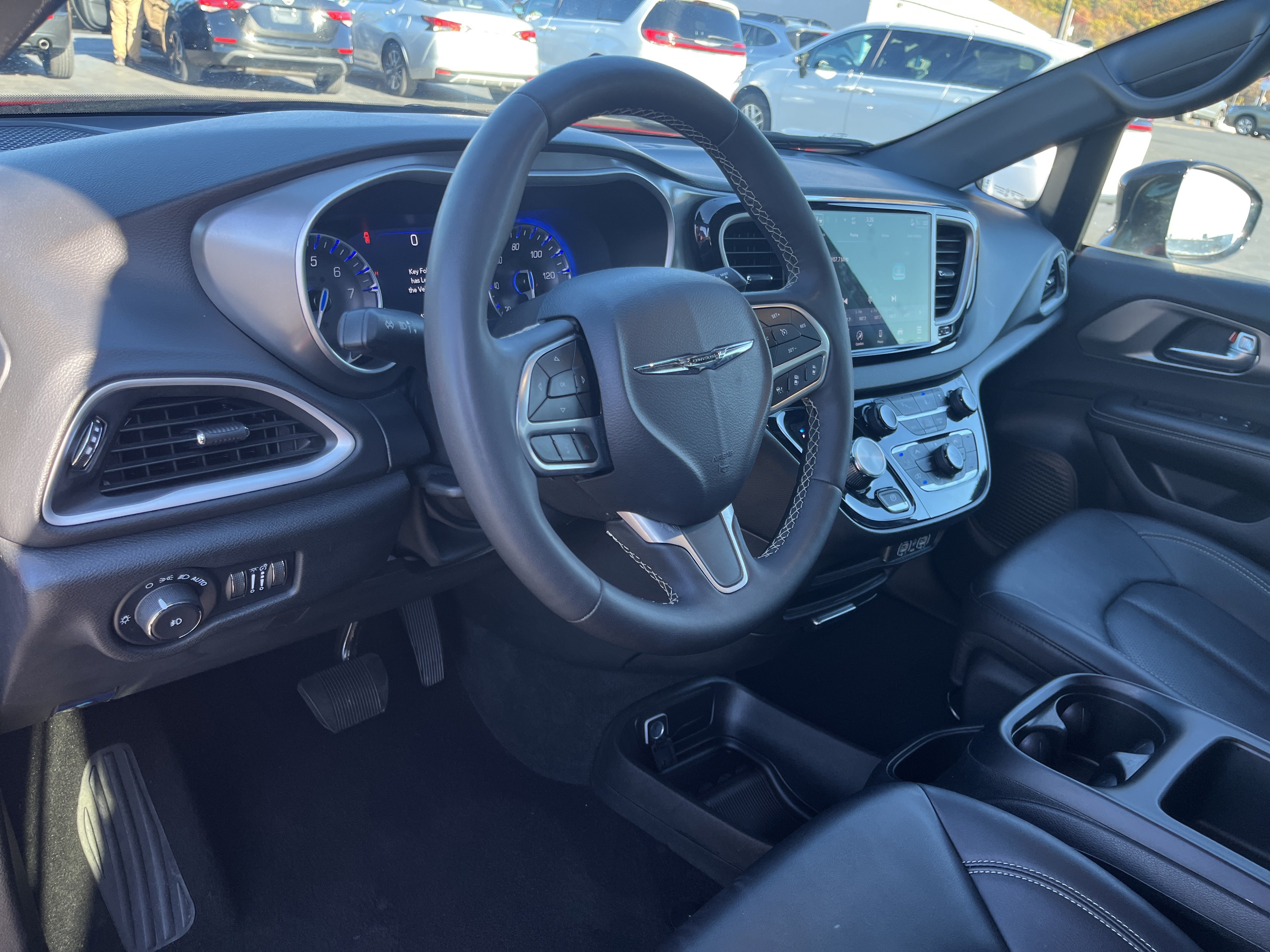 Used 2025 Chrysler Pacifica Select FWD image 16