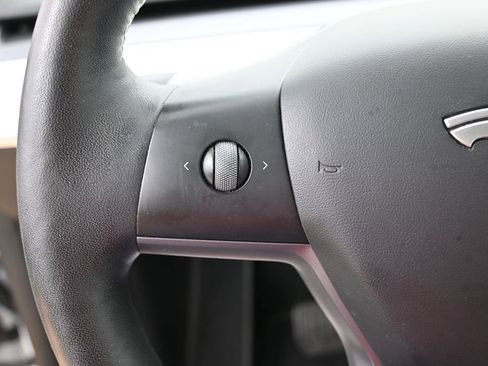 Used 2022 Tesla Model Y Long Range AWD/4WD image 19