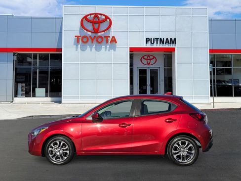 Used 2020 Toyota Yaris LE image 6