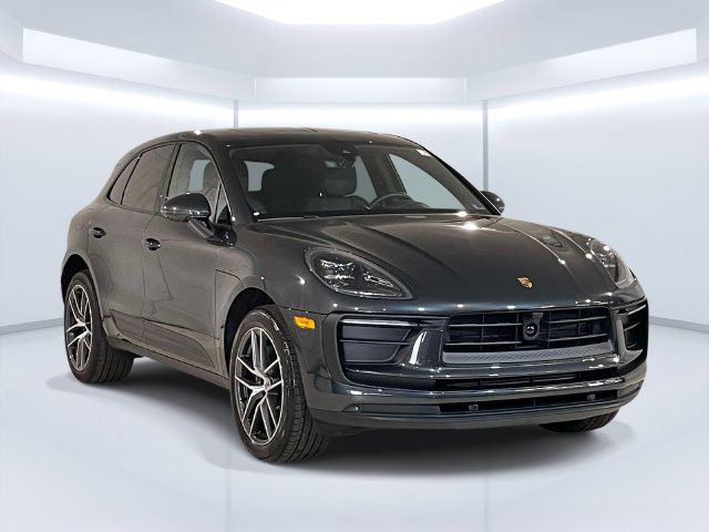Certified 2025 Porsche Macan AWD/4WD image 9