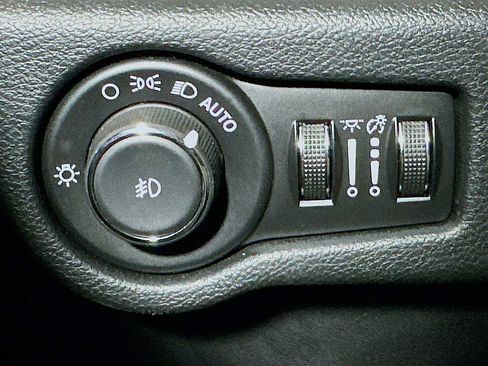 Used 2025 Chrysler Pacifica Limited image 10