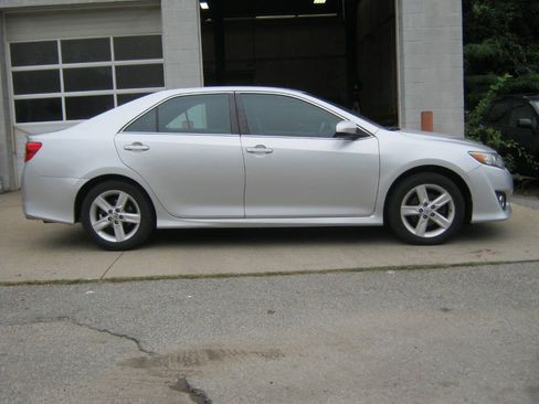 Used 2014 Toyota Camry SE FWD image 4