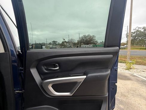 Used 2017 Nissan Titan SV image 11