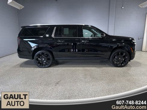 Used 2025 Chevrolet Suburban High Country image 2