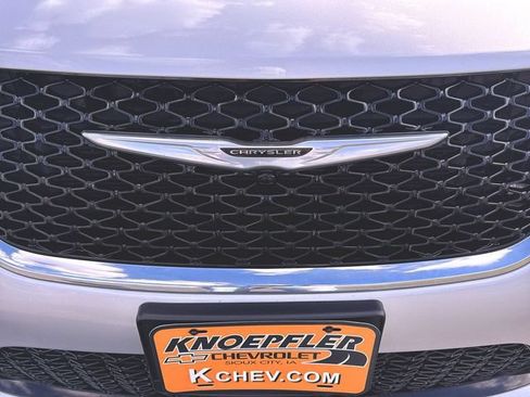 Used 2024 Chrysler Pacifica Touring-L FWD image 29