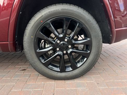 Used 2021 Jeep Grand Cherokee Laredo X image 13