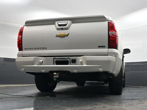 Used 2011 Chevrolet Avalanche LTZ AWD/4WD image 28