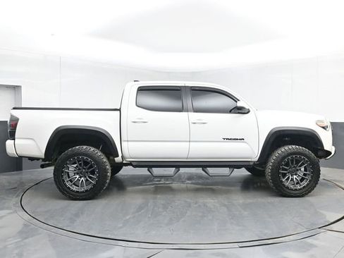 Used 2019 Toyota Tacoma TRD Off-Road w/ Technology Package AWD/4WD image 15