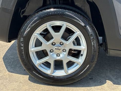 Used 2023 Jeep Renegade Latitude AWD/4WD image 29