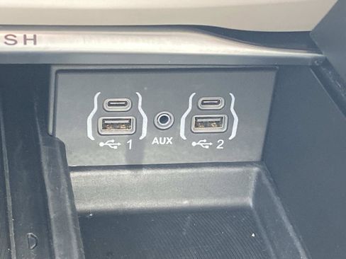Used 2024 Chrysler Pacifica Limited FWD image 42