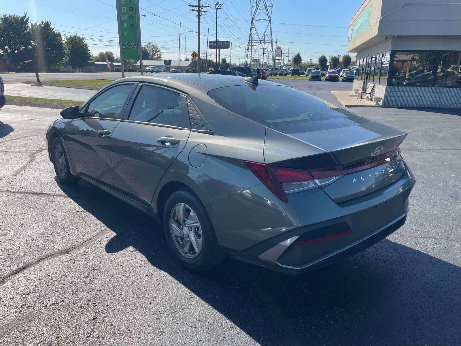 Used 2025 Hyundai Elantra SE w/ Cargo Package FWD image 5
