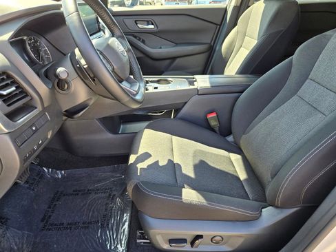 Used 2025 Nissan Rogue SV FWD image 15