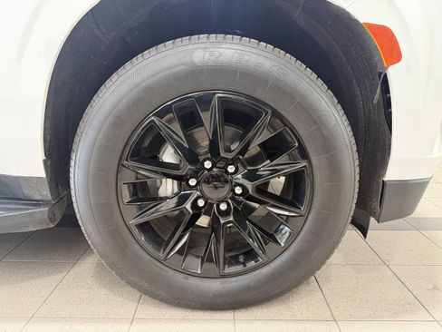 Used 2023 Chevrolet Suburban Premier image 2