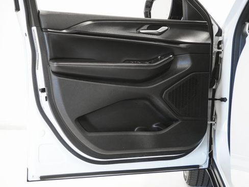 Certified 2023 Jeep Grand Cherokee L Altitude image 11