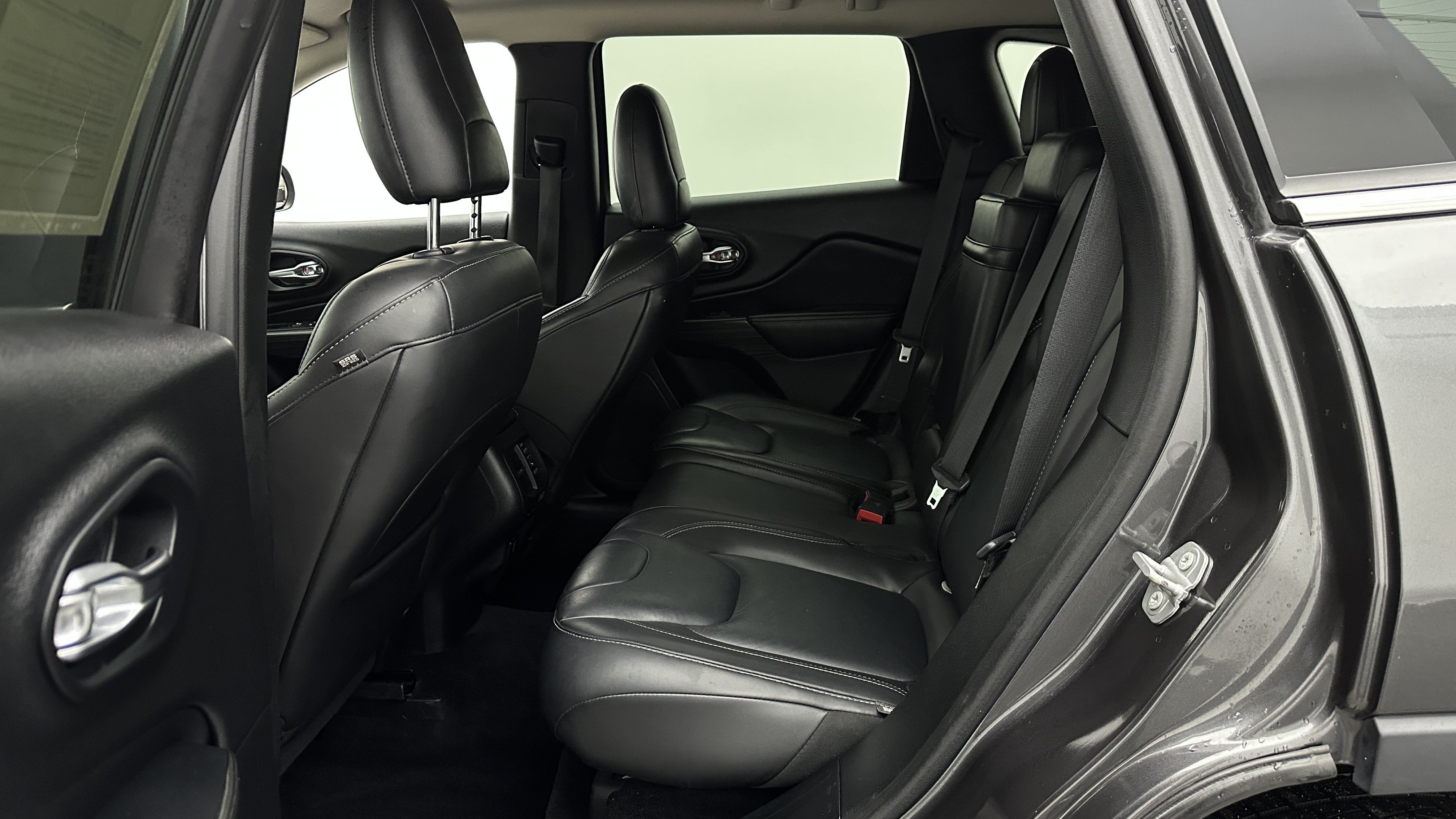 Used 2017 Jeep Cherokee Limited FWD image 26