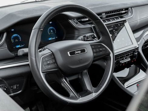 Used 2022 Jeep Grand Cherokee Laredo w/ Luxury Tech Group I image 4