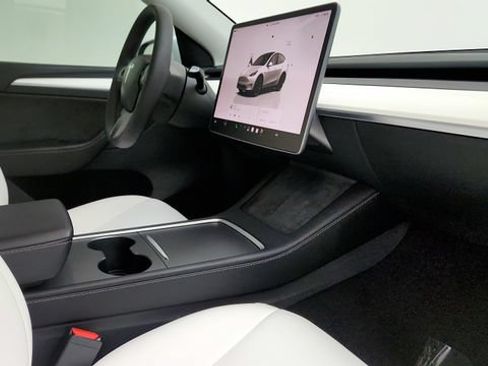 Used 2022 Tesla Model Y Long Range AWD/4WD image 34
