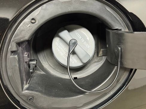 Used 2017 Jeep Cherokee Latitude w/ Cold Weather Group image 46