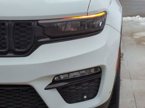 Used 2023 Jeep Grand Cherokee Limited w/ Luxury Tech Group II image 13