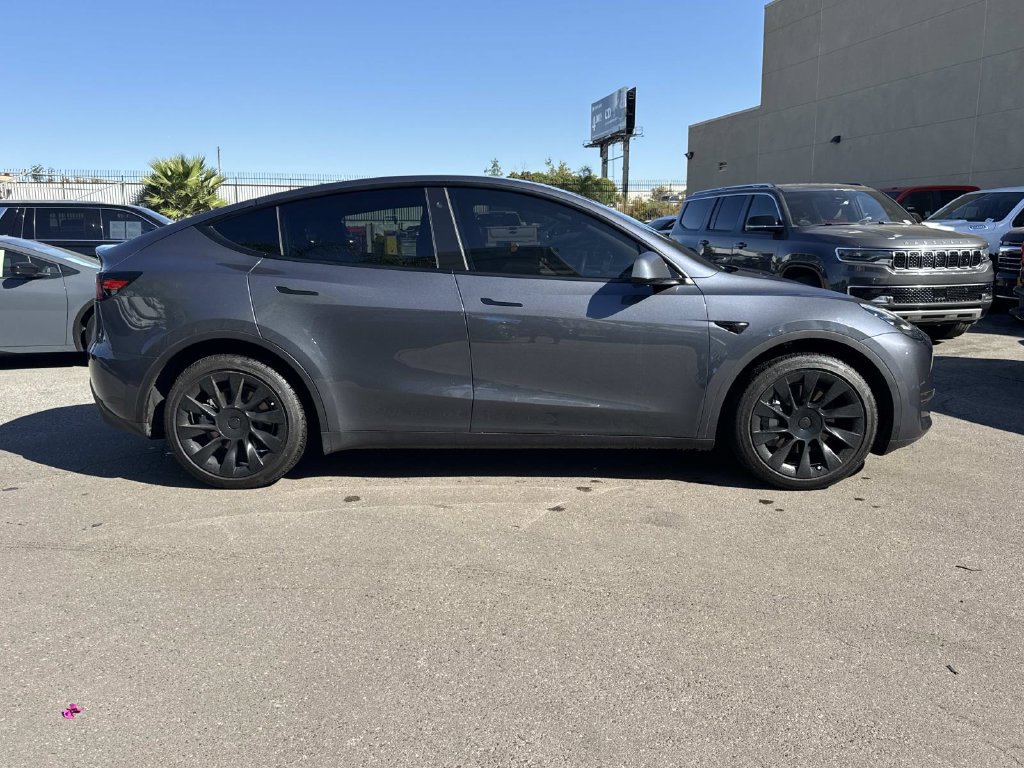 Used 2023 Tesla Model Y Long Range AWD/4WD image 2