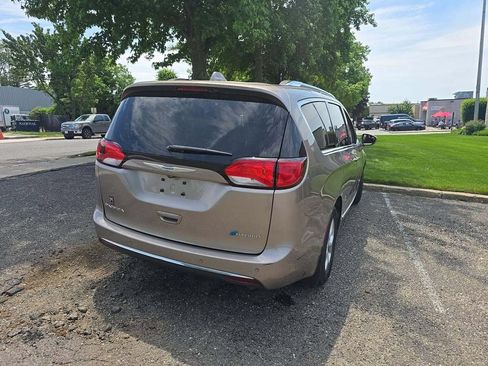Used 2018 Chrysler Pacifica Touring-L FWD image 3