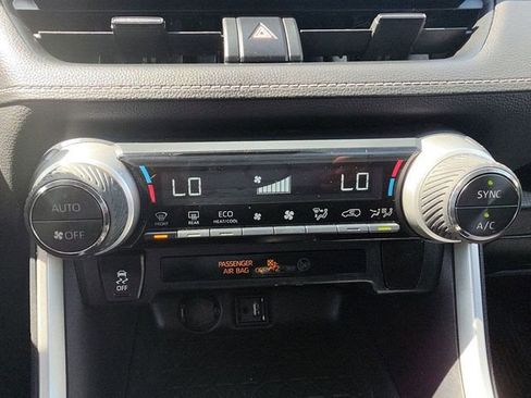 Used 2019 Toyota RAV4 LE w/ Carpet Mat Package AWD/4WD image 28