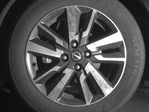 Used 2025 Nissan Versa SV image 12