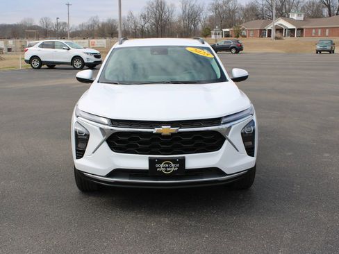 Used 2025 Chevrolet Trax LT w/ LT Convenience Package image 3