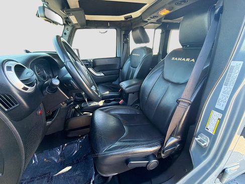 Used 2015 Jeep Wrangler Unlimited Sahara w/ Connectivity Group AWD/4WD image 13