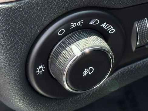 Used 2016 Jeep Cherokee Latitude FWD image 14